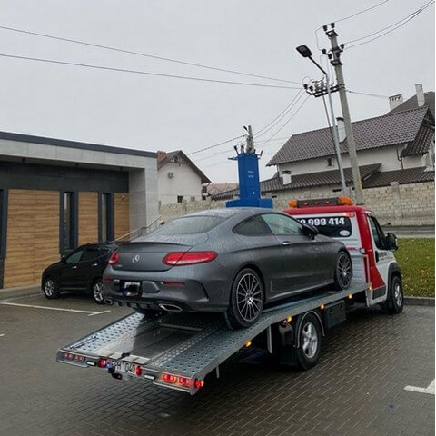 Evacuator pentru automobil la service auto în Chișinău