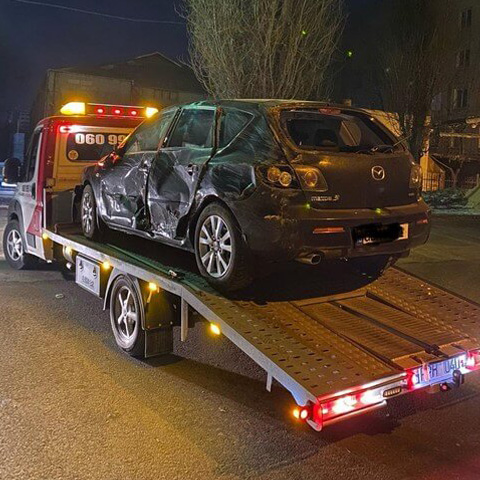Evacuator pentru automobil după accident rutier în Chișinău